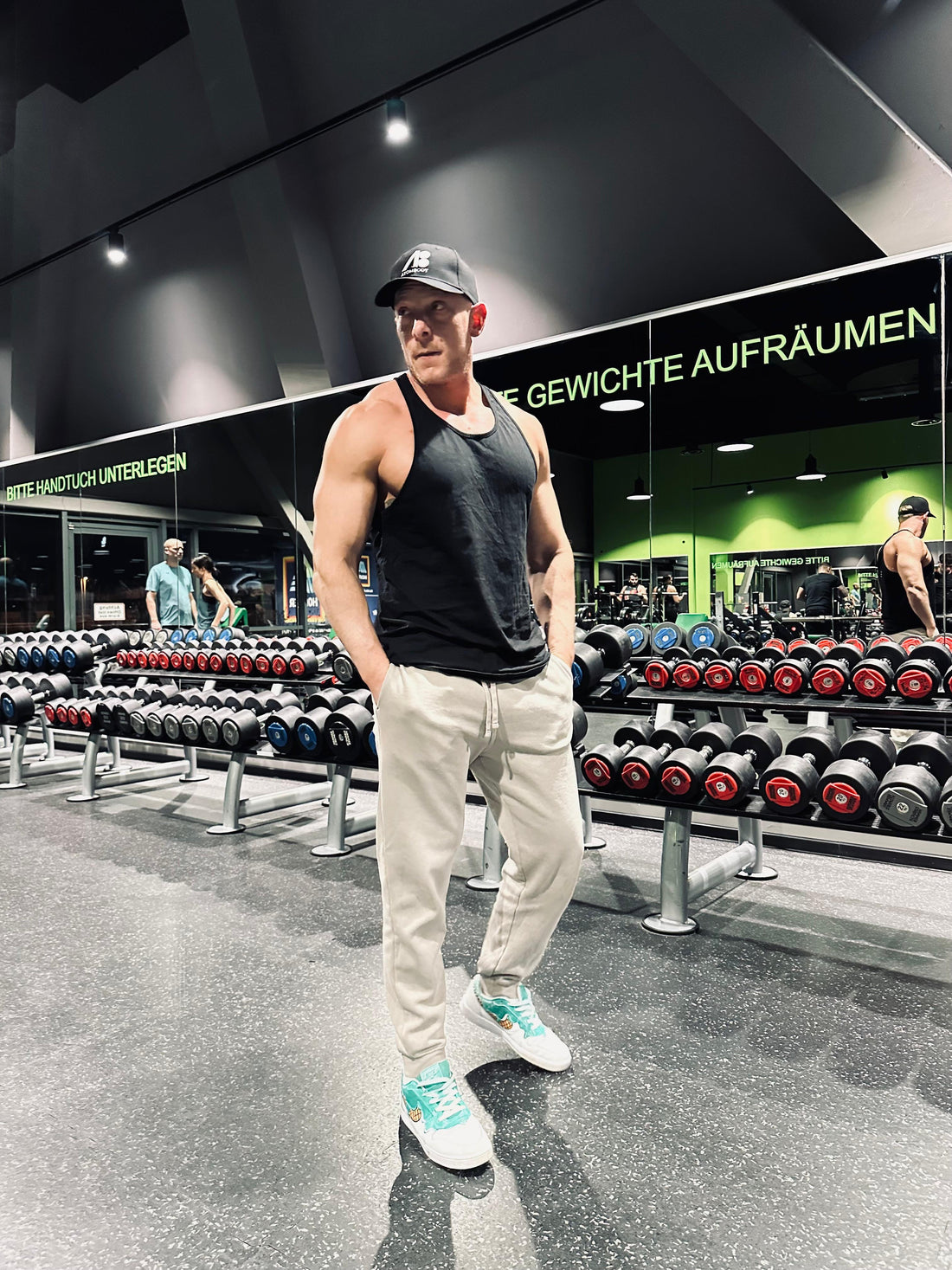 Muskelaufbau für Anfänger - Mann trainiert im Fitnessstudio